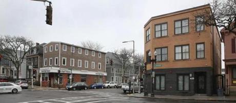 Boston?s licensing board on Thursday unanimously voted to approve a license for a proposed Starbucks at 749 East Broadway (at right) in South Boston.
