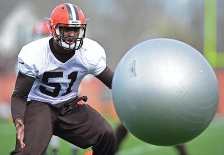 Cleveland Browns' Barkevious Mingo grabs a ball in special teams drills during practice at the NFL football team's veteran minicamp, Tuesday, April 19, 2016, in Berea, Ohio. (AP Photo/David Dermer)
