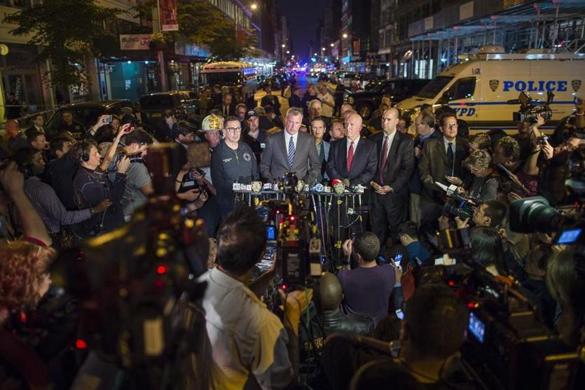 Mayor Bill de Blasio of New York (center) and New York police commissioner James O?Neill spoke late Saturday during a news conference near the scene.