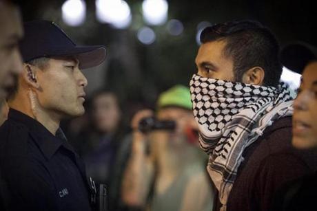 epa05626326 A demonstrator face off with police during a march through the streets in protest against President-elect Donald Trump in Oakland, California, USA 10 November 2016. Hundreds filled the streets of downtown Oakland for the second night to march against the Trump presidency. EPA/PETER DASILVA
