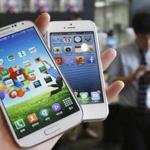 Samsung Electronics' Galaxy S4 (L) and Apple's iPhone 5 are seen in this picture illustration taken in Seoul, South Korea May 13, 2013. REUTERS/Kim Hong-Ji/File Photo