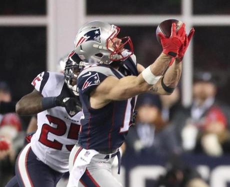 Foxborough, MA 01/14/17 Patriots Julian Edelman catches to gain more than 20-yards in the third quarter. The New England Patriots play against the Houston Texans in the AFC Divisional Playoff game at Gillette Stadium Saturday, Jan. 14, 2017. (Stan Grossfeld/Globe Staff
