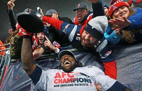 LeGarrette Blount hoisted the Lamar Hunt Trophy as Patriots fans joined in celebrating New England?s AFC title.
