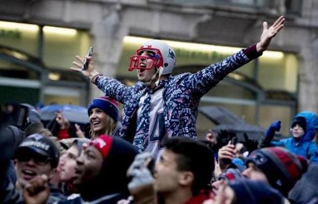 Boston, Ma, Feb 7, 2017-Stan Grossfeld/Globe Staff--Patriots Parade- Fans on Boylston St. cheer Patriots world championship.
