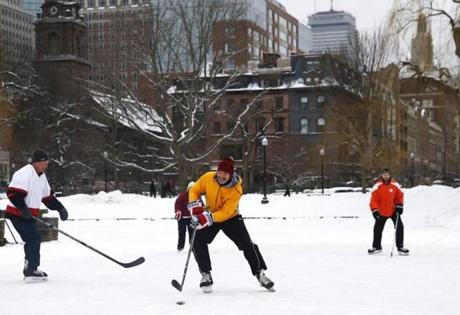 Boston, MA -- 2/12/2017 - A group played hockey on the pond in the public garden. (Jessica Rinaldi/Globe Staff) Topic: 13snow Reporter: 
