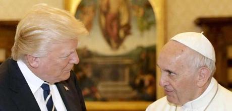 epa05985491 Pope Francis (R) meets with US President Donald J. Trump (L) on the occasion of their private audience in Vatican City, 24 May 2017. Trump is in Italy on a two day visit, including a meeting with Pope Francis at the Vatican, ahead of his participation in a NATO summit in Brussels on 25 May. EPA/ALESSANDRA TARANTINO / POOL
