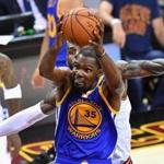 CLEVELAND, OH - JUNE 09: Kevin Durant #35 of the Golden State Warriors goes up for a dunk in the third quarter against LeBron James #23 of the Cleveland Cavaliers in Game 4 of the 2017 NBA Finals at Quicken Loans Arena on June 9, 2017 in Cleveland, Ohio. NOTE TO USER: User expressly acknowledges and agrees that, by downloading and or using this photograph, User is consenting to the terms and conditions of the Getty Images License Agreement. (Photo by Jason Miller/Getty Images)