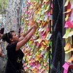 People left notes with messages in tribute to the victims of the Barcelona attack on a board in the Spanish city.