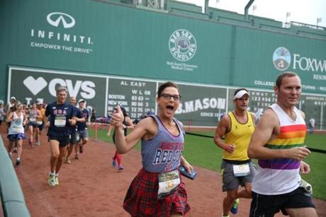 Boston Ma 9/15/17 Runners start take off on the first of 116 laps in the Inaugural Fenway Park Marathon managed by DMSE Sports to benefit the Red Sox Foundation. (Matthew J. Lee/Globe staff) topic: reporter:
