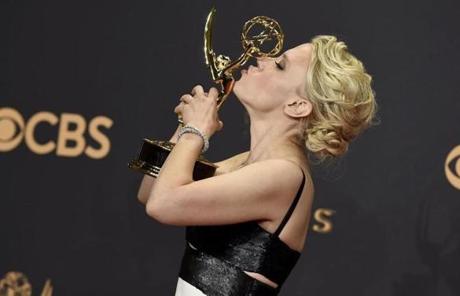 Kate McKinnon kissed her outstanding supporting actress in a comedy statue.
