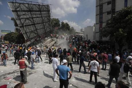 Rescue workers and volunteers searched a building that collapsed after an earthquake in the Roma neighborhood of Mexico City on Tuesday.
