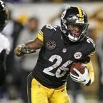 Pittsburgh Steelers running back Le'Veon Bell (26) scored from 11 yards out in the fourth quarter. 