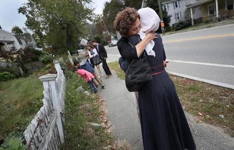 SYRIAN SLIDER Wellesley, MA., 09/30/17, Asmaa Hayani is greeted by Bonnie Rosenberg as they make their way to Temple Beth Elohim. The Syrian families are part of the Yom Kippur celebration at Temple Beth Elohim. Suzanne Kreiter/Globe staff
