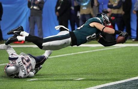 SUPER BOWL SLIDER6 Minneapolis, MN - 2/04/2018 - (4th quarter) Philadelphia Eagles tight end Zach Ertz (86) dives into the end zone for the game winning touchdown late in the fourth quarter. The New England Patriots play the Philadelphia Eagles in Super Bowl LII at US Bank Stadium in Minneapolis on Feb. 4, 2018. - (Barry Chin/Globe Staff), Section: Sports, Reporter: James M. McBride, Topic: 05Eagles-Patriots, LOID:8.4.795654374.
