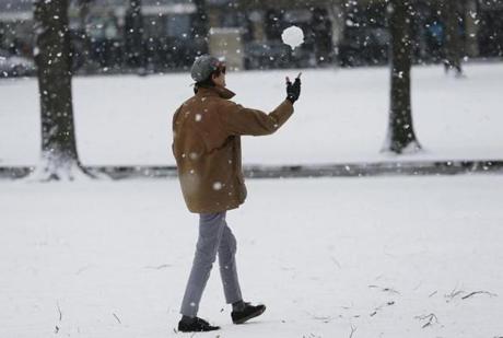 Boston, MA -- 2/07/2018 - Jack Walker, a student at Suffolk University, playfully tossed a snowball up into the air as large flakes fell on the Boston Common. (Jessica Rinaldi/Globe Staff) Topic: Reporter: 
