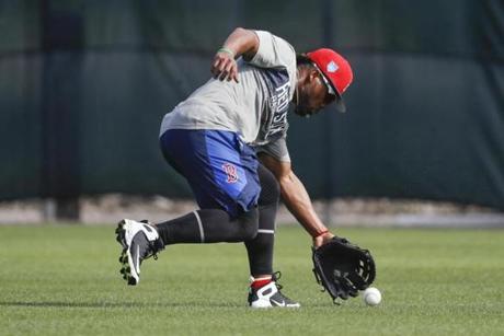 Red Sox center fielder Jackie Bradley practices fielding a ground ball during baseball spring training, Tuesday, Feb. 13, 2018, in Fort Myers, Fla. (AP Photo/John Minchillo)

