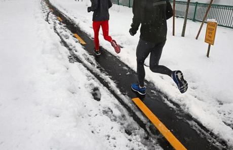 SNOW SLIDER1 CAMBRIDGE, MA - 3/08/2018:On line and off the grass as runners keep on a small snowpath at Memorial Drive Cambridge (David L Ryan/Globe Staff ) SECTION: METRO TOPIC 09stormphotos
