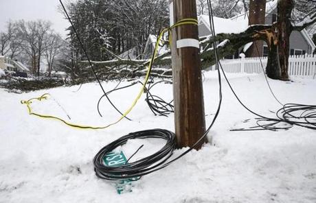 SNOW SLIDER1 Andover, MA -- 3/08/2018 - The street sign for Henderson Ave came down along with wires and a giant tree branch in Andover. (Jessica Rinaldi/Globe Staff) Topic: 09stormphotos Reporter: 
