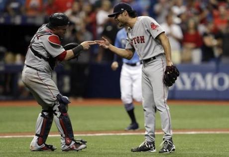Joe Kelly (right) and catcher Christian Vazquez celebrated after closing out the Rays on Sunday.
