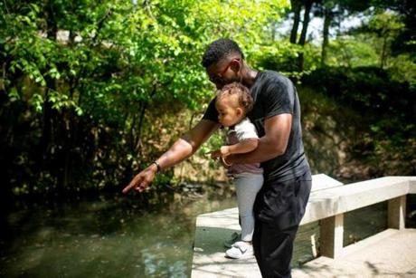 NEW YORK, NY - MAY 7: Jackie Bradley Jr. #19 of the Boston Red Sox visits the Central Park Zoo with his daughter Emerson on a team off-day on May 7, 2018 in New York City, New York. (Photo by Billie Weiss/Boston Red Sox/Getty Images) *** Local Caption *** Jackie Bradley Jr.
