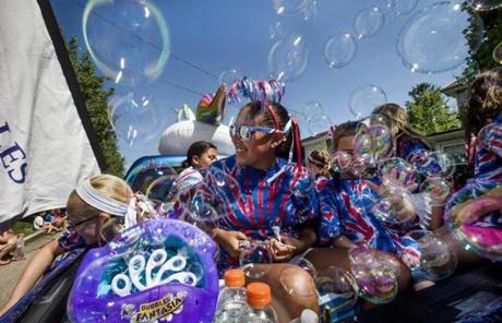SLIDER - JULY FOURTH -Quincy, Ma.--July 4, 2018-- Stan Grossfeld/Globe Staff---A bubble float during the Squantum 4th of July parade
