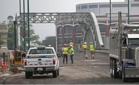 Construction crews prepared last week to work on the Commonwealth Avenue Bridge.
