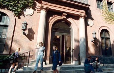 Smith College students at the Neilson Library on campus in 1999.
