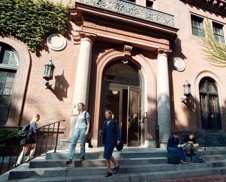  Smith College students at the Neilson Library on campus in 1999.
