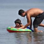 Quincy MA 8/6/18 Sergio Santos with his son Sergio Santon Jr., 4 of Quincy beating the heat at Wollaston Beach. (photo by Matthew J. Lee/Globe staff) topic: reporter: 