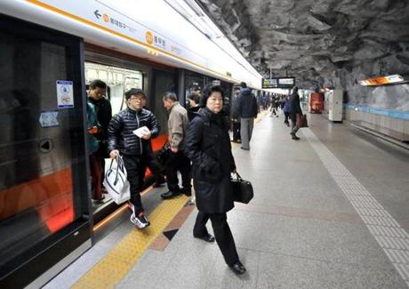 Passengers get off a train at Chungmuro subway station on line 3 in Seoul on January 24, 2010. AFP PHOTO/JUNG YEON-JE (Photo credit should read JUNG YEON-JE/AFP/Getty Images)
