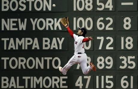 RED SOX SLIDER24 24redsoxSlider26 Boston, MA - 10/24/2018 - Andrew Benintendi makes a leaping catch against the wall hit by Brian Dozier in the fifth inning of Game 2 of the World Series. The Boston Red Sox host the Los Angeles Dodgers in Game 2 of the World Series at Fenway Park. (Jim Davis/Globe staff)

