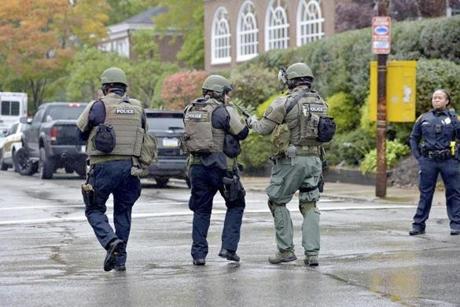 Polikce respond to an active shooter situation at the Tree of Life synagogue on Wildins Avenue in the Squirrel Hill neighborhood of Pittsburgh, Pa., on Saturday, October 27, 2018. (Pam Panchak/Pittsburgh Post-Gazette via AP)
