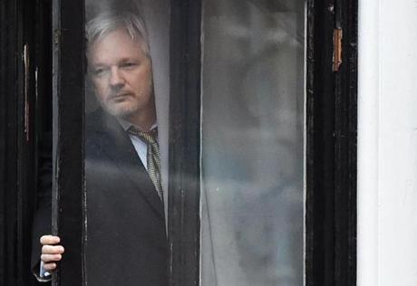 (FILES) In this file photo taken on February 05, 2016 WikiLeaks founder Julian Assange comes out on the balcony of the Ecuadorian embassy to address the media in central London on February 5, 2016. - WikiLeaks founder Julian Assange is suing the Ecuador government for violating his 