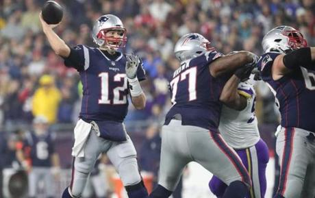 Foxborough, MA 12/02/18- The New England Patriots Tom Brady completes a 7 yard pass to Julian Edelman against the Minnesota Vikings during fourth quarter action at Gillette Stadium Sunday, Dec. 2, 2018.(Matthew J. Lee/Globe Staff)
