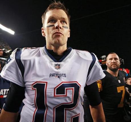 Pittsburgh, PA 12-16-18: An unhappy Patriots quarterback Tom Brady heads for the locker room after congratulating Steelers quarterback Ben Roethlisberger (backround right) following Pittsburgh's 17-10 victory. The New England Patriots visited the Pittsburgh Steelers in a regular season NFL football game at Heinz Field. (Jim Davis/Globe Staff)
