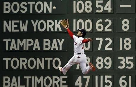 BGPOY SLIDER2018 Boston, MA - 10/24/2018 - Andrew Benintendi makes a leaping catch against the wall hit by Brian Dozier in the fifth inning of Game 2 of the World Series. The Boston Red Sox host the Los Angeles Dodgers in Game 2 of the World Series at Fenway Park. (Jim Davis/Globe staff)
