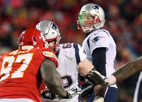 01-20-19: Kansas City, MO: What appears to be a green light from a laser pointed from the stands can be seen on the right side of the face of Patriots quarterback Tom Brady during a play in the fourth quarter. The NFL has said they are investigating the incidents. The New England Patriots visited the Kansas City Chiefs for the AFC Championship Game at Arrowhead Stadium. (Jim Davis /Globe Staff)
