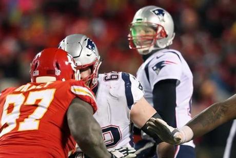01-20-19: Kansas City, MO: What appears to be a green light from a laser pointed from the stands can be seen on the right side of the face of Patriots quarterback Tom Brady during a play in the fourth quarter. The NFL has said they are investigating the incidents. The New England Patriots visited the Kansas City Chiefs for the AFC Championship Game at Arrowhead Stadium. (Jim Davis /Globe Staff)
