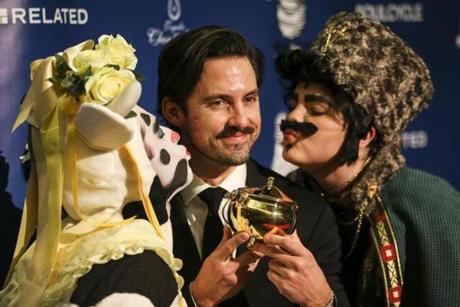 Cambridge, MA--02/08/2019--Milo Ventimiglia accepts the Hasty Pudding Theatricals Man of the Year award Friday evening. (Nathan Klima for the Boston Globe) Topic: 10namesHasty Reporter:
