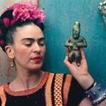Frida Kahlo: Appearances Can Be Deceiving at Brooklyn Museum. Pictured: Nickolas Muray (American, born Hungary, 1892-1965). Frida with Idol, 1939. Carbon print, 11 1/4 × 16 1/4 in. (28.6 × 41.3 cm). Courtesy of Nickolas Muray Photo Archives. © Nickolas Muray Photo Archives 