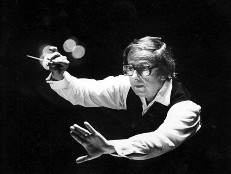 In this July 1, 1984, photo, Andre Previn conducts a performance with the Pittsburgh Symphony Orchestra in Pittsburgh, Pa. Previn, the pianist, composer and conductor whose broad reach took in the worlds of Hollywood, jazz and classical music, died in his Manhattan home on Thursday, Feb. 28, 2019. He was 89. (John Kaplan/Pittsburgh Post-Gazette via AP)
