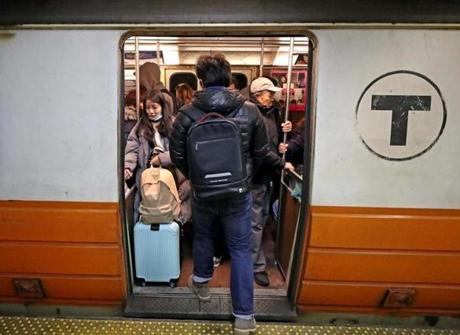 BOSTON, MA - 1/25/2018: The Orange Line morning commute on the MBTA heading inbound. (David L Ryan/Globe Staff ) SECTION: METRO TOPIC 26crowding
