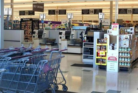 Watertown-04/16/2019 Stop & Shop workers are on strike. At the Stop & Shop Pleasant Street location shopping carts and empty registers. Photo by John Tlumacki/Globe Staff(business)
